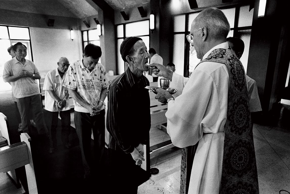 Every Sunday, Father Ku Han-sung Presides over Mass and Singing at the William Chapel